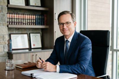 Avocat confiant en costume bleu dans un bureau moderne